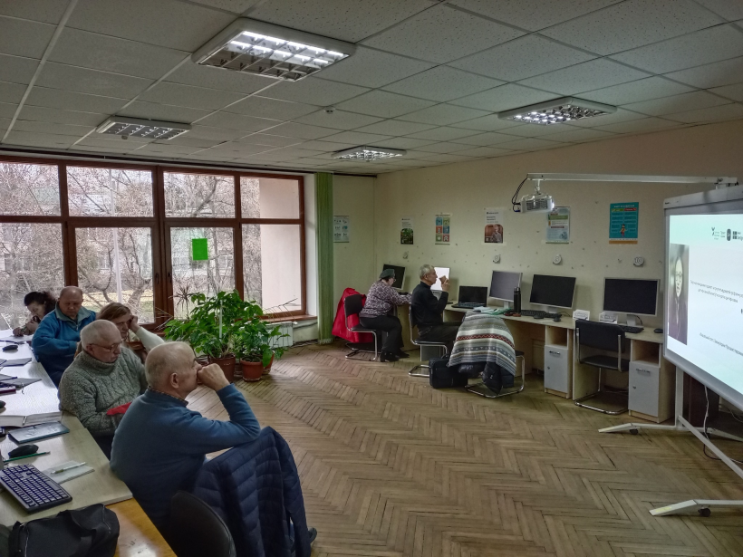 Люди третього віку навчаються комп'ютерній грамотності у Рівненській обласній науковій бібліотеці
