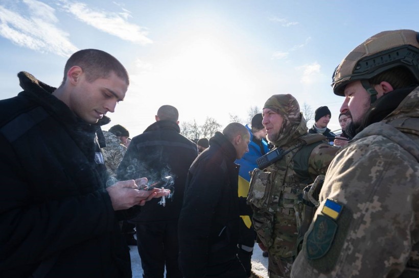На фото - звільнені з полону