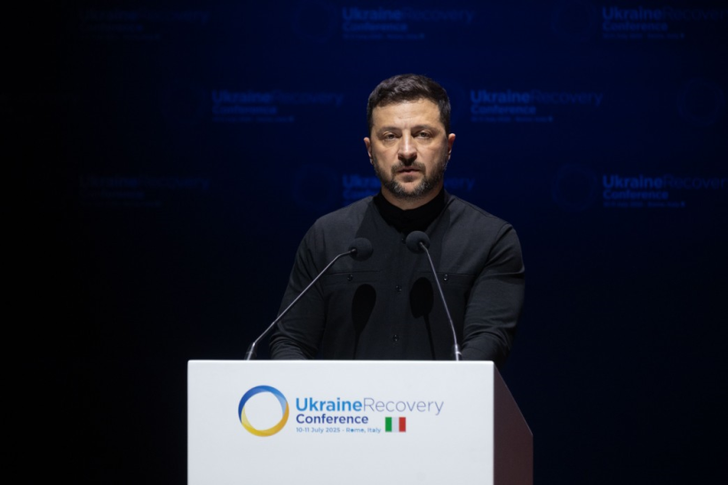 Президент України Володимир Зеленський виступає перед присутніми на Міжнародній конференції з питань відновлення України (URC2025)