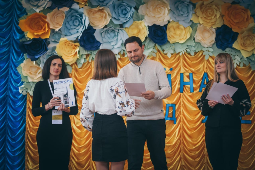 На фото - Олександр Коваль вручає нагороди всеукраїнської олімпіада мовників