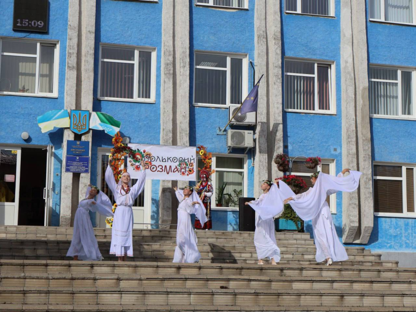 на фото танцюристи