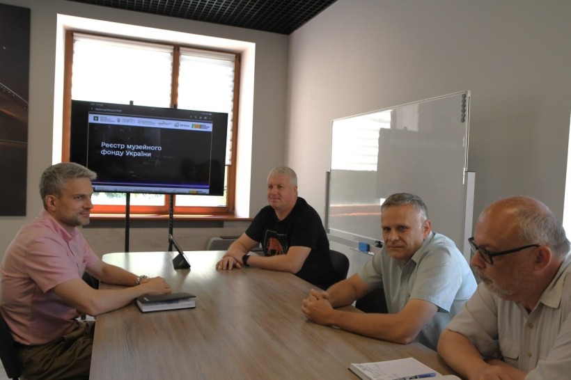 Заступник голови РівнеОДА з питань цифрового розвитку, цифрових трансформацій і цифровізації (CDTO) О.Терещенко та заступник голови ОДА Ігор Павленко з представниками обласного краєзнавчого музею
