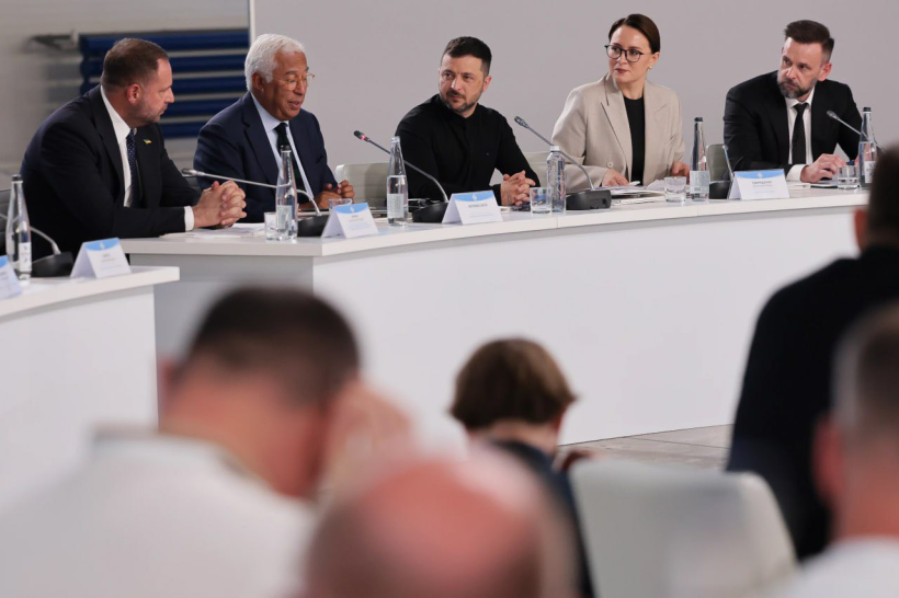 За стололом сидять Президент України Володимир Зеленський, Премєр-міністр Юлія Свириденко та Президент Європейської ради Антоніу Кошти, керівники парламенту, Офісу Президента