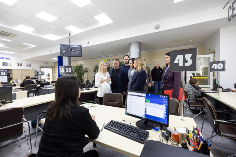 Фото з ознайомлення з роботою  ЦНАПу  Рівного Першої леді України О.Зеленської