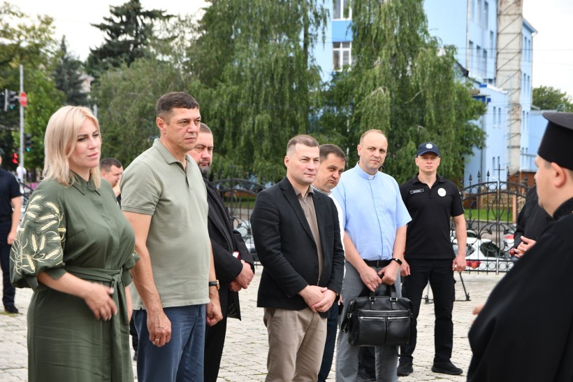 Покладання квітів до Стели загиблих героїв.