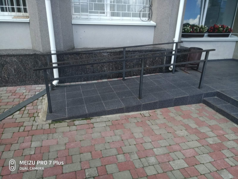Перед входом у адмінбудівлю пандус із поручнями