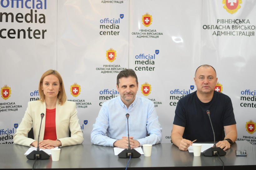 Учасники брифінгу: Роман Сафонов та Юлія Терентьєва.
Модератор Сергій Татаренко.