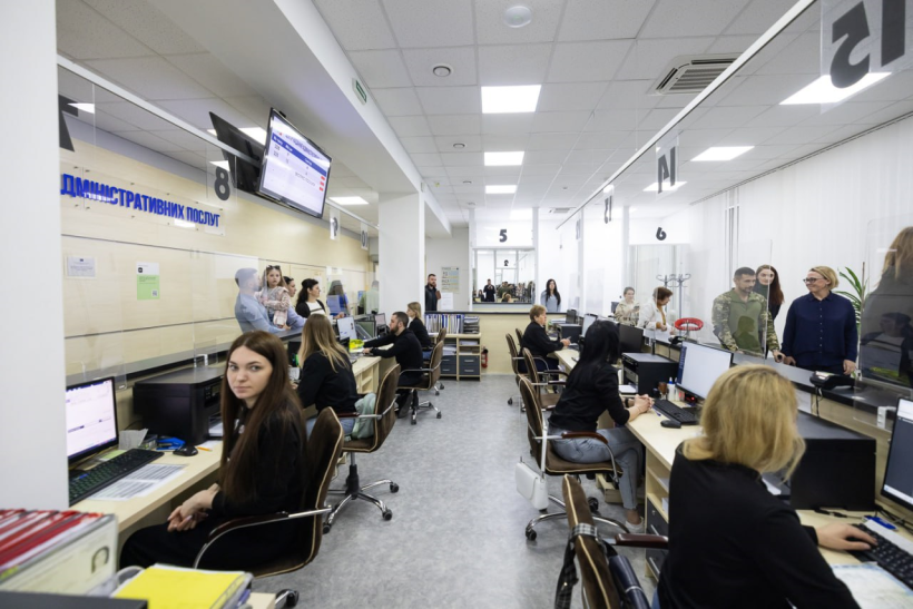 Фото з ознайомлення з роботою  ЦНАПу  Рівного Першої леді України О.Зеленської