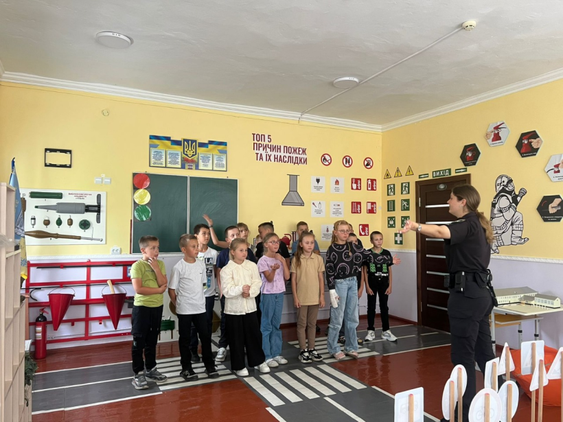 Фото дітей у навчальному класі з інспектором безпеки