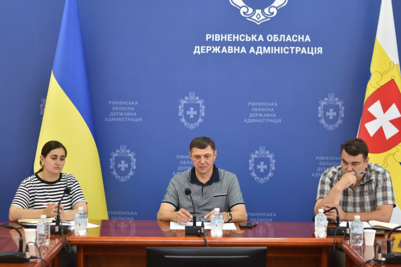 У великій залі, де на банері пише Рівненська обласна державна адміністрація, сидить перший заступник голови Рівненської ОДА Сергій Подолін та дивиться у монітор
