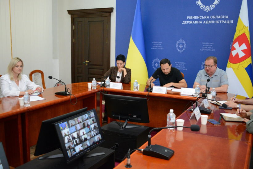 Начальник Рівненської ОВА Олександр Коваль проводить нараду