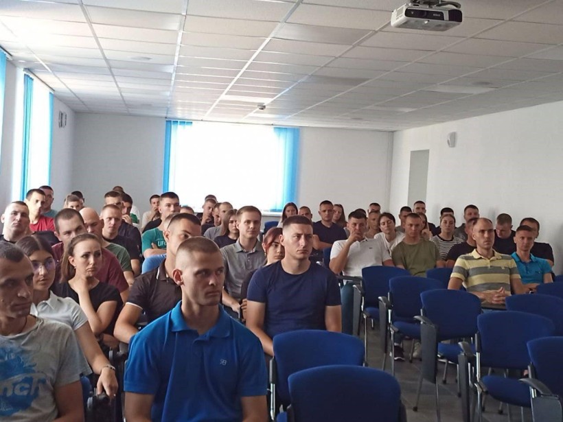 Випускники академії на занятті