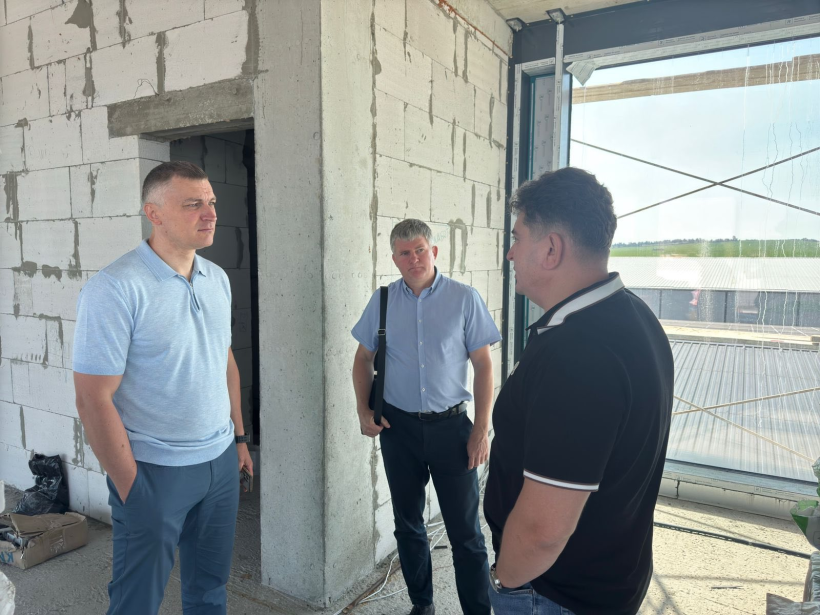 Заступник голови Рівненської ОДА Олександр Кохан спілкується із керівником склозаводу