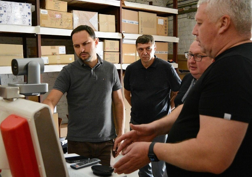 Начальник Рівненської ОВА Олександр Коваль, заступник голови ОДА з питань цифрового розвитку, цифрових трансформацій і цифровізації (CDTO)  Олександр Терещенко та директор Департаменту цивільного захисту та охорони здоров'я ОДА Олег Вівсяник оглядають медичне обладнання для телемедицини