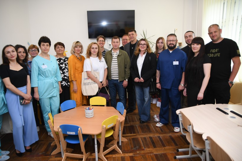 На фото - керівництво області на відкритті ресурсних кімнат для дітей