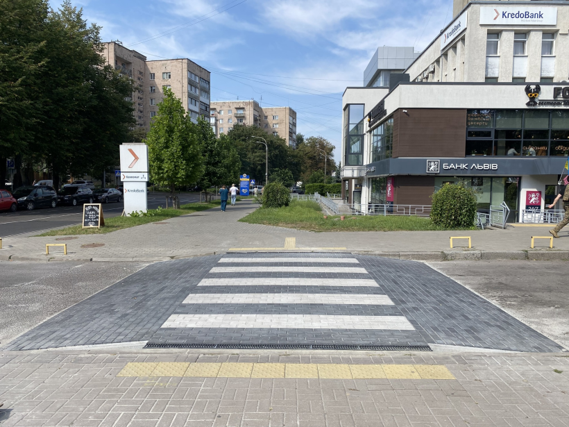 Фото частини вулиці, де облаштовано пішохідний перехід