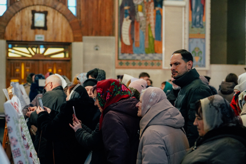 У соборі серед людей стоїть начальник Рівненської ОВА Олександр Коваль та дивиться на вишиті рушники
