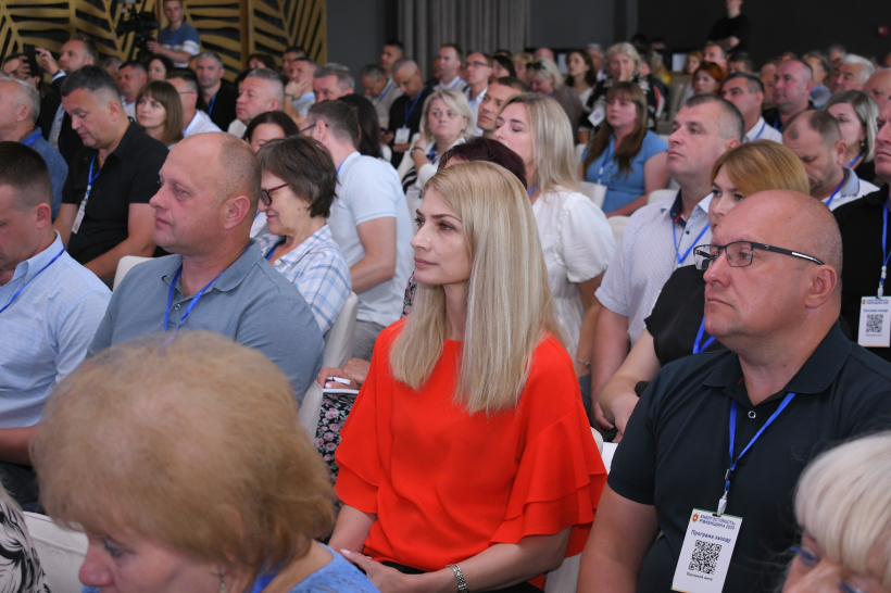 VI Форум енергоефективності - у залі сидять представники місцевої влади та самоврядування.   На передньому плані голови райдержадміністрацій області, позаду заповнений зал людьми - більше 50. Всі уважно слухають.