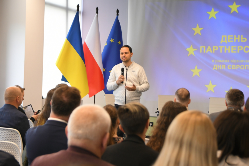 Начальник Рівненської ОВА Олександр Коваль під час Дня партнерства з нагоди Дня Європи
