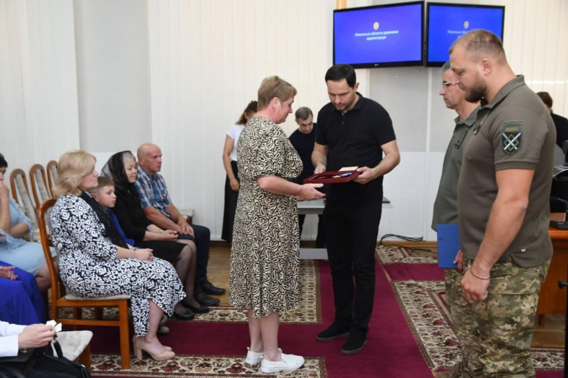 Родинам загиблих військових з Рівненщини вручили президентські нагороди