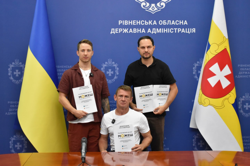 Начальник Рівненської ОВА Олександр Коваль, ветеран, громадський діяч і блогер Олександр Терен та ветеран, параспортсмен Євген Федосеєнко  під час підписання меморандуму про співпрацю