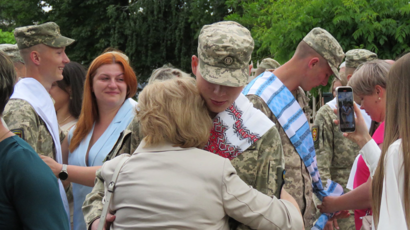 Рідні вітають випускників обласного ліцею з посиленою військово-фізичною підготовкою в м.Острог із завершенням навчання