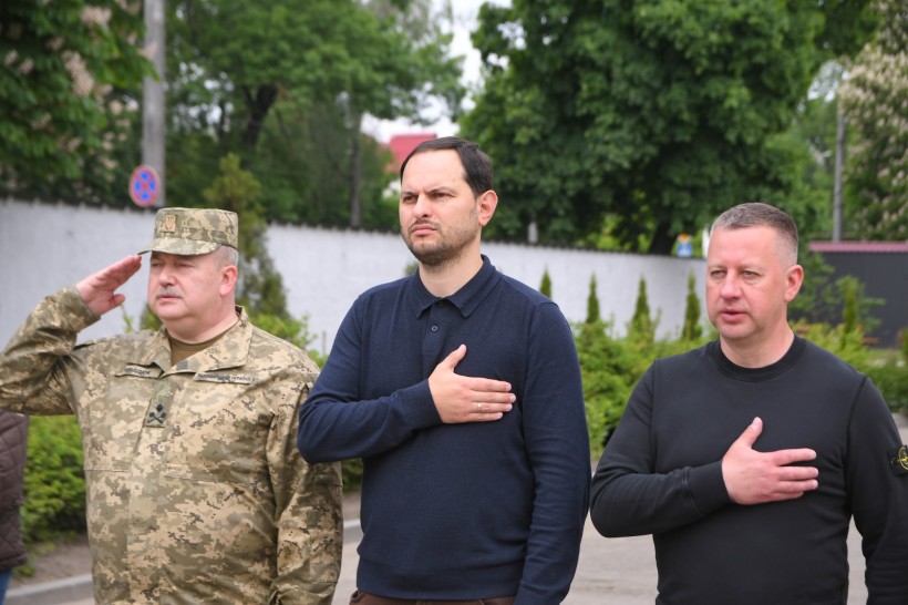 Начальник Рівненської ОВА Олександр Коваль під час відкриття пам'ятника полеглим зв'язківцям