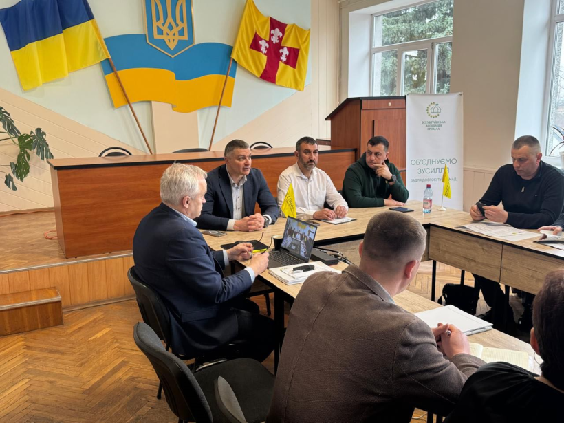 Заступник голови Рівненської ОДА Олександр Кохан та інші присутні на зустрічі Рівненського обласного відділення «Всеукраїнської асоціації громад»