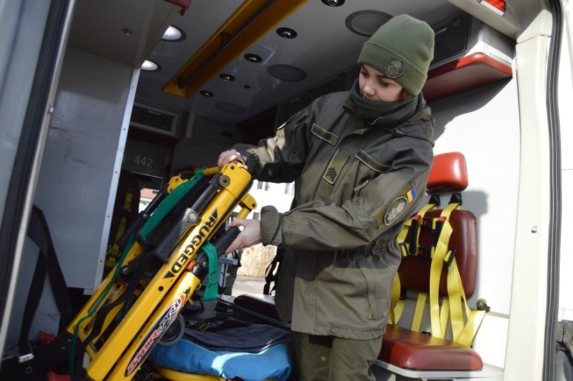 Фото з передачі карети швидкої допомоги нацгвардійцям