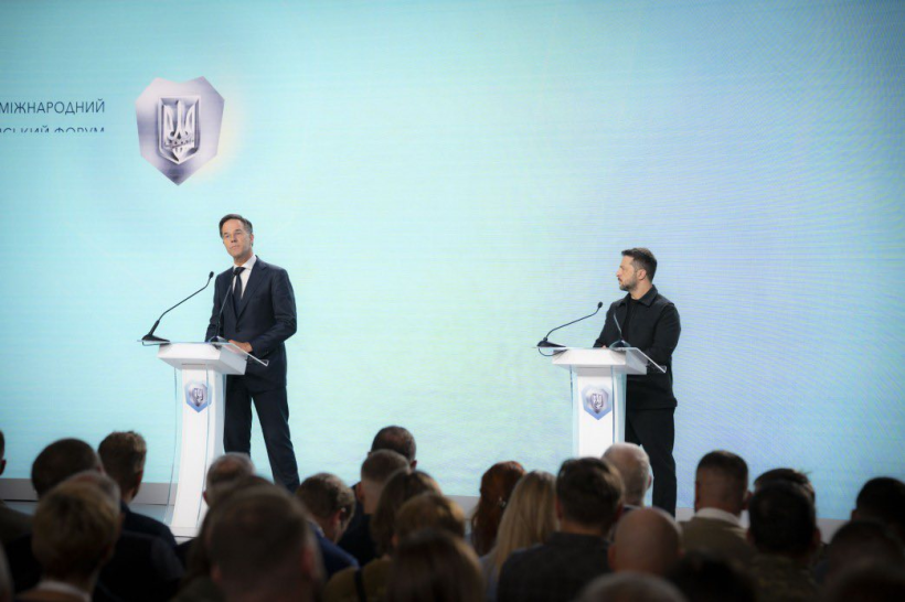 Президент України Володимир Зеленський та Генеральний секретар НАТО Марк Рютте під час Фотуму на сцені