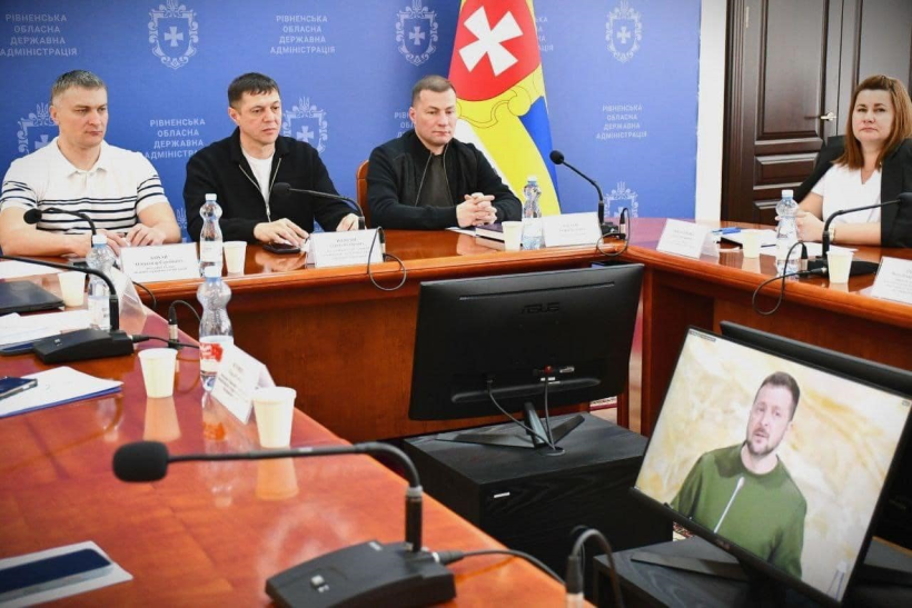 На фото - перший заступник голови ОДА С.Подолін, голова обласної ради А.Карауш