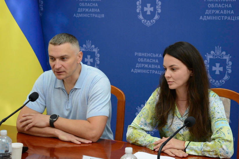 Заступник голови Рівненської ОДА Олександр Кохан та начальниця Управління з питань ветеранської політики ОДА Марина Корольова під час онлайн наради