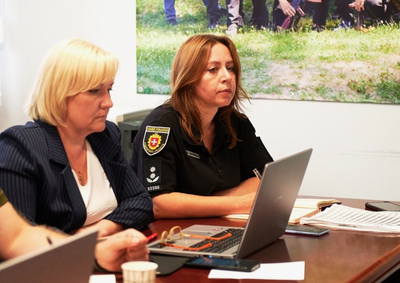 Працівники центру під час консультації