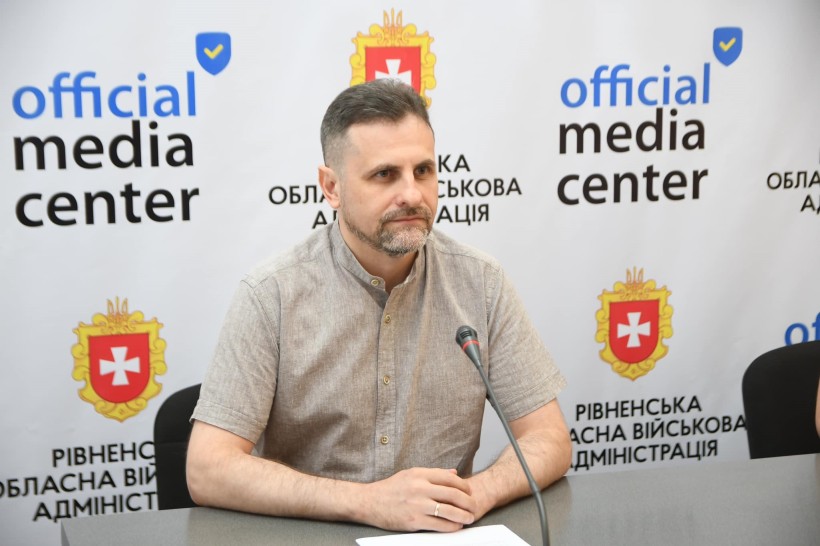 Спікер брифінгу - гендиректор Рівненського обласного центру контролю та профілактики хвороб, головний санітарний лікар області Р.Сафонов
