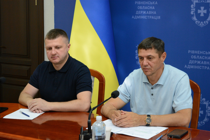 Перший заступник голови Рівненської ОДА Сергій Подолін та інші учасники зустрічі під час онлайн-наради