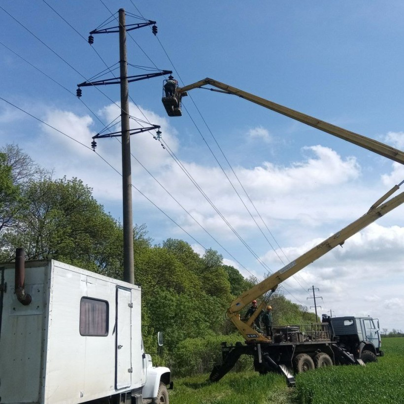 На фото - високовольтники Рівненщини відновлюють лінії електропостачання на Херсонщині