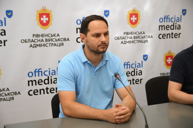 Начальник Рівненської ОВА О.Коваль під час брифінгу
