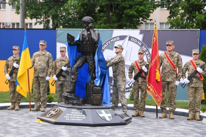 Начальник Рівненської ОВА Олександр Коваль під час відкриття пам'ятника полеглим зв'язківцям