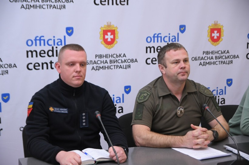 Начальник управління вибухотехнічної служби ГУНП у Рівненській області Валерій Крутой та начальник відділення піротехнічних робіт ГУ ДСНС в Рівненській області Максим Зубков