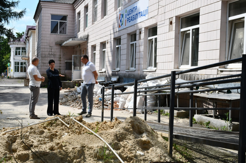 Заступниця голови Рівненської ОДА Людмила Шатковська проводить інспектування ремонту Рівненської дитячої лікарні