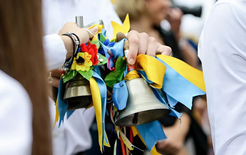 Фото ілюстративне - дзвіночки із кольоровими стрічками