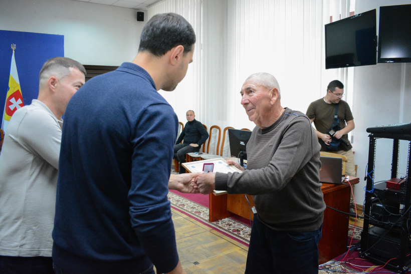 Олександр Коваль вручає нагороди