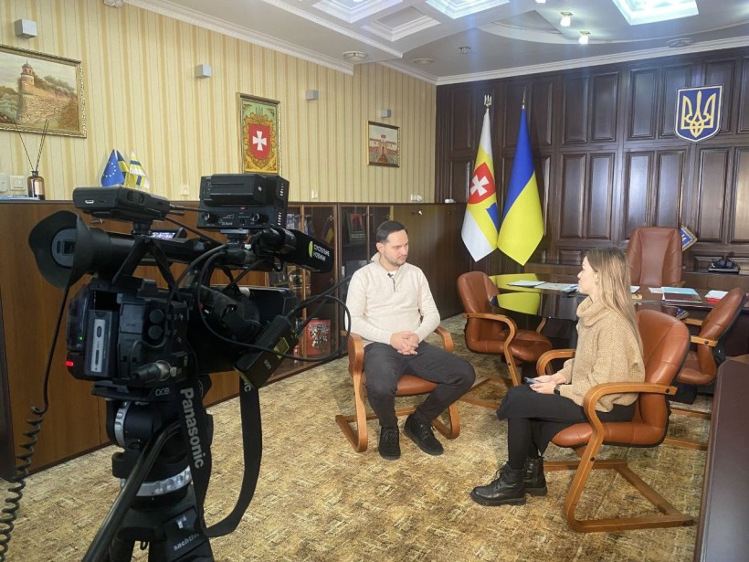 На фото - під час інтерв’ю