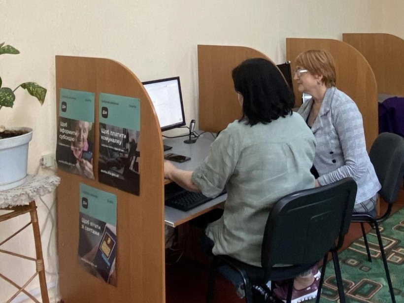 Навчання у цифровому хабі у приміщенні бібліотеки-філії № 9 Рівненської ЦБС
