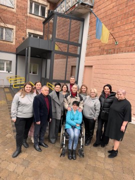 В одному з найбільших місць проживання ВПО у Рівному облаштували безбар’єрний доступ для людей із інвалідністю.
