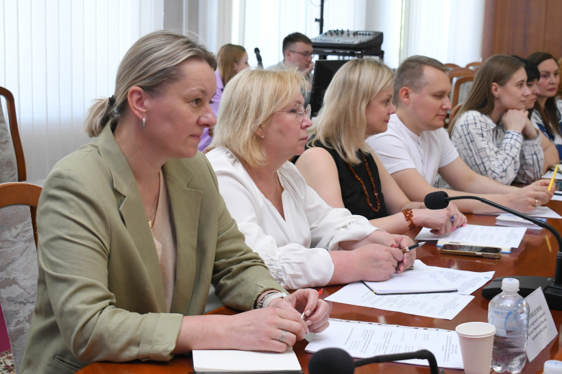 Учасники засідання робочої групи з питань підтримки психічного здоровя в Координаційному центрі підтримки цивільного населення при Рівненській ОДА