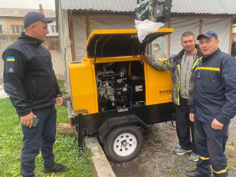 Пересувна освітлювальна вежа у громаді