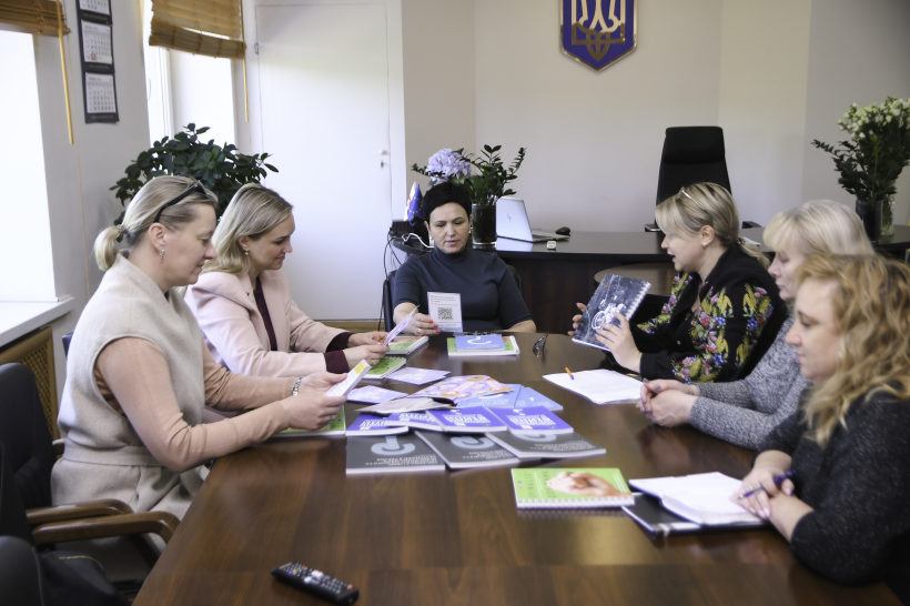 Заступниця голови Рівненської ОДА Людмила Шатковська та учасники  пезентації довідника «SPINALIS. Нова сторінка життя з ураженням спинного мозку»
