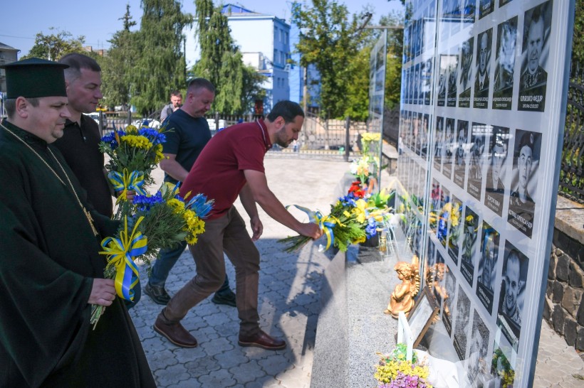 Керівництво області, військові, представники громадськості покладають квіти до Меморіалу пам’яті