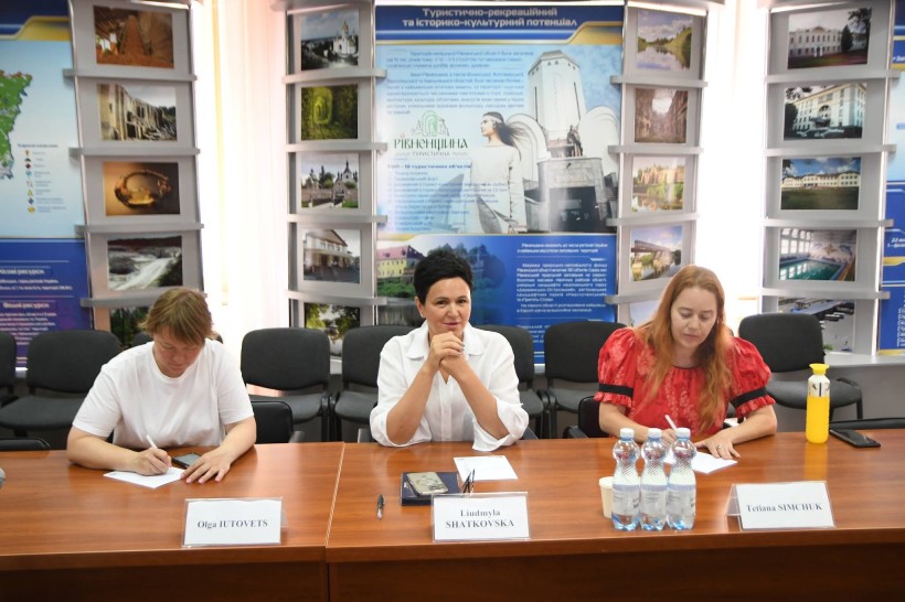 Заступниця голови ОДА Л.Шатковська та представники структурних підрозділів ОДА на зустрічі